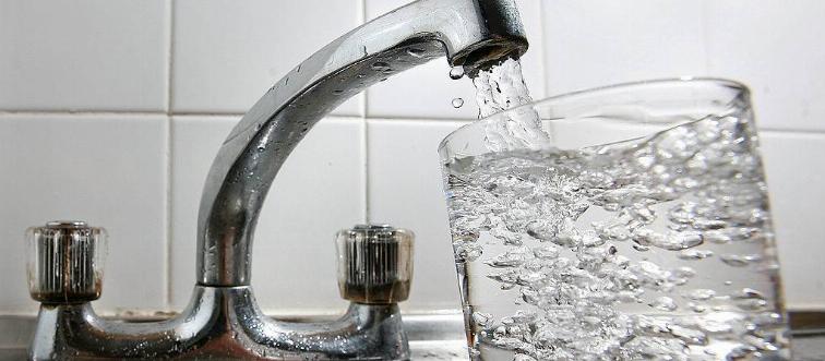 Take a refreshing sip of science: what element does the 'O' represent in a glass of H2O?